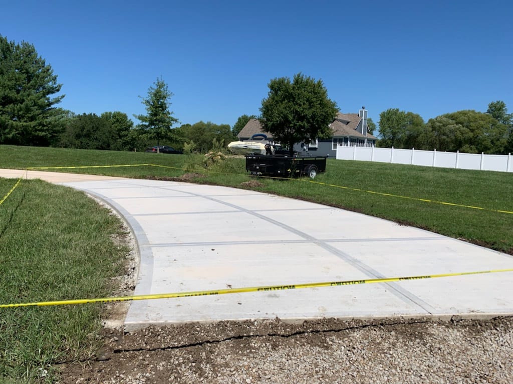Curved poured concrete driveway